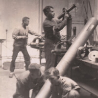 Anfang 1926 begann Studienrat Johannes Franz mit Unterstützung lokaler
Betriebe den Bau eines 6-Zoll-Spiegelteleskops, das noch im selben Jahr
fertiggestellt wurde